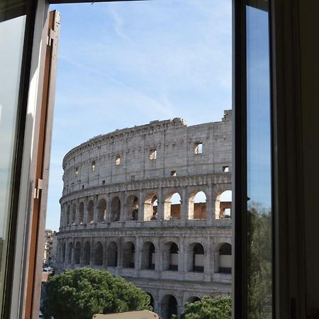 Jacuzzi In Front Of The Colosseum Рим Екстер'єр фото