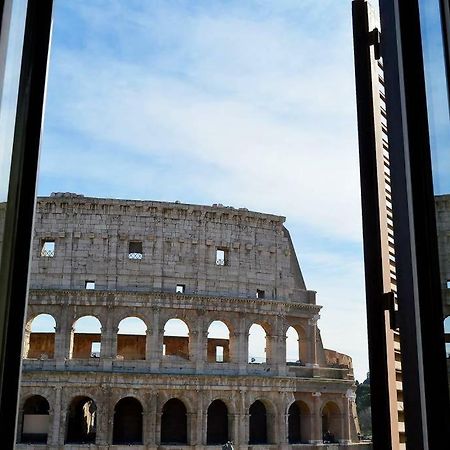 Jacuzzi In Front Of The Colosseum Рим Екстер'єр фото
