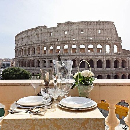 Jacuzzi In Front Of The Colosseum Рим Екстер'єр фото