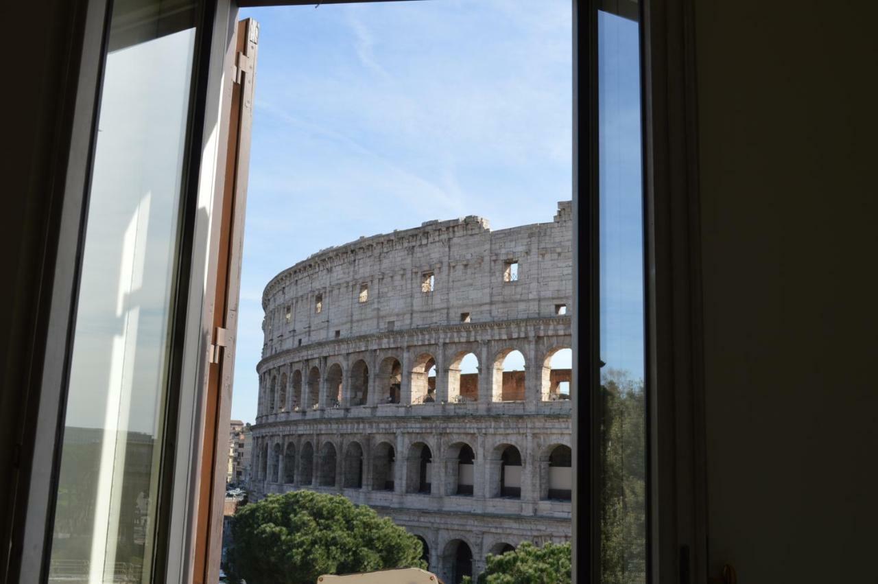 Jacuzzi In Front Of The Colosseum Рим Екстер'єр фото