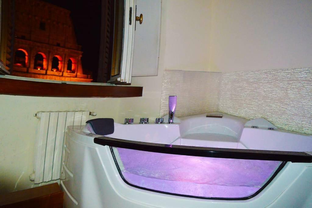Jacuzzi In Front Of The Colosseum Рим Екстер'єр фото