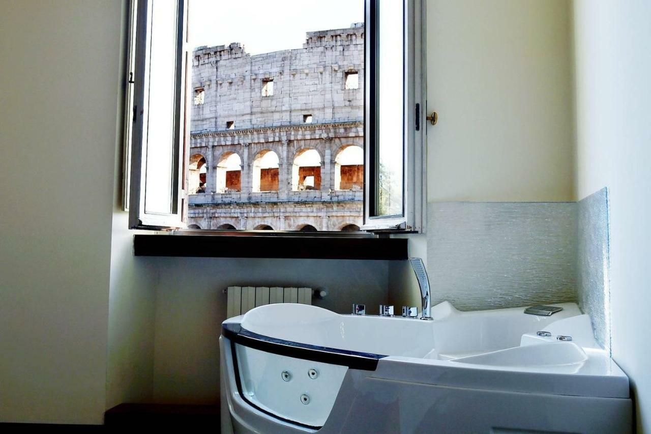 Jacuzzi In Front Of The Colosseum Рим Екстер'єр фото
