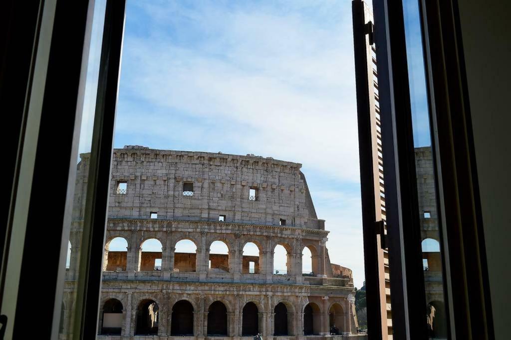Jacuzzi In Front Of The Colosseum Рим Екстер'єр фото