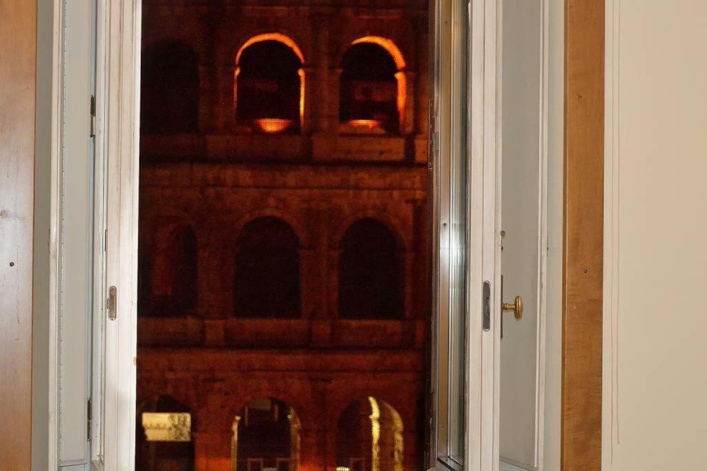 Jacuzzi In Front Of The Colosseum Рим Екстер'єр фото