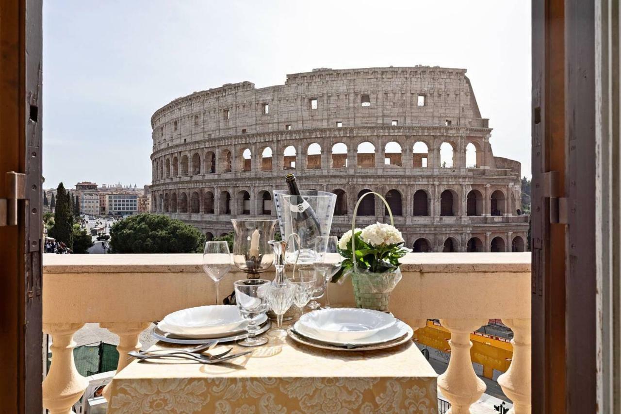 Jacuzzi In Front Of The Colosseum Рим Екстер'єр фото