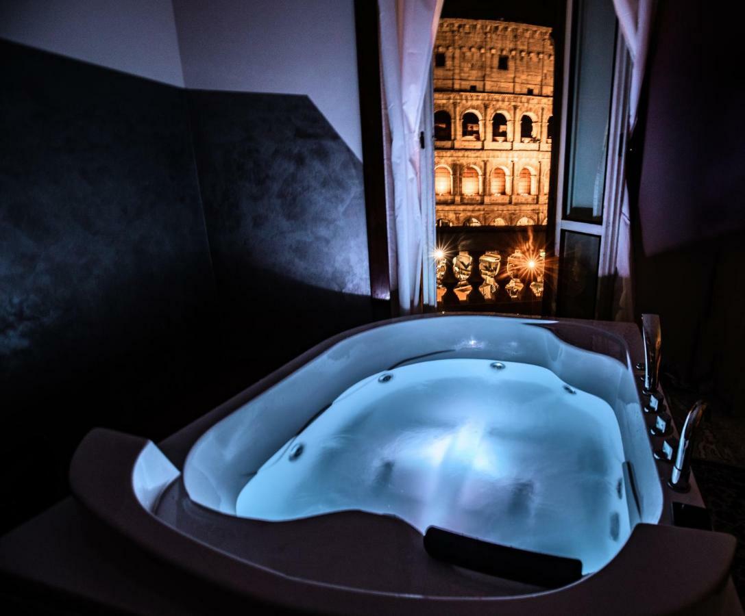 Jacuzzi In Front Of The Colosseum Рим Екстер'єр фото